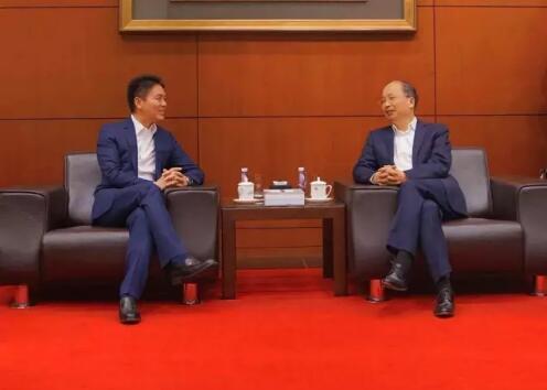 中國工商銀行董事長易會滿和京東集團(tuán)董事局主席兼首席執(zhí)行官劉強(qiáng)東見證了雙方合作協(xié)議的簽署。 