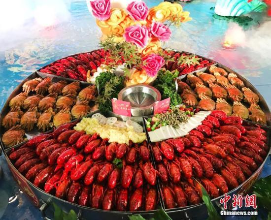 小龍蝦橫行德國(guó)柏林 政府鼓勵(lì)吃貨們大快朵頤！