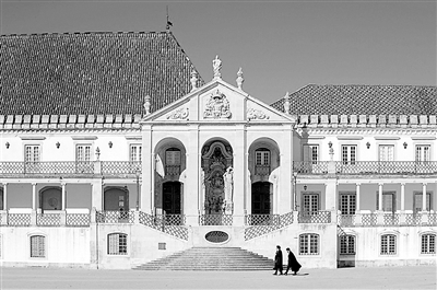 探究海外名校大學(xué)之美:牛津大學(xué)因門而美