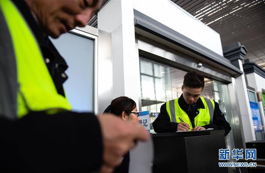 （關(guān)注春運(yùn)·圖片故事）（3） 奔跑吧！高鐵送餐小哥