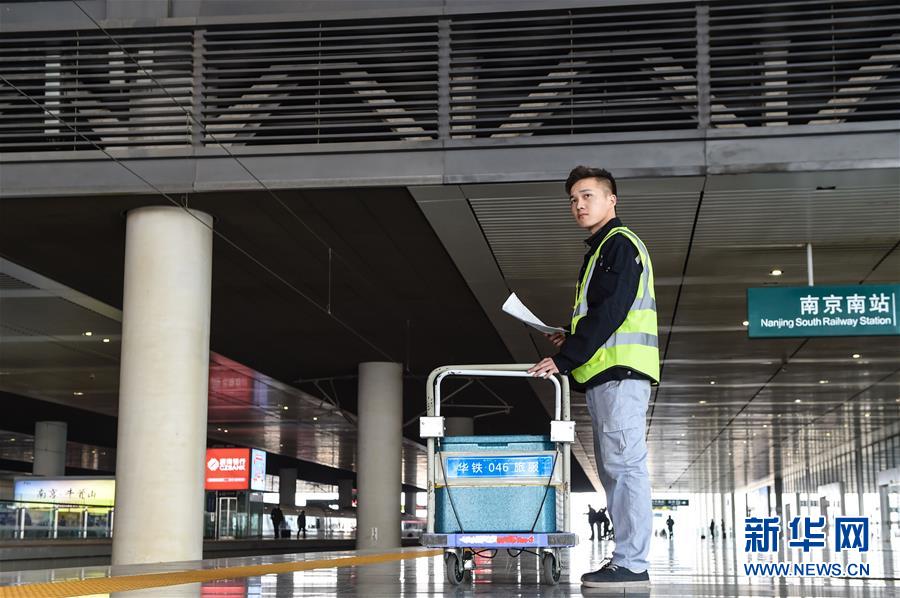 （關(guān)注春運(yùn)·圖片故事）（7） 奔跑吧！高鐵送餐小哥