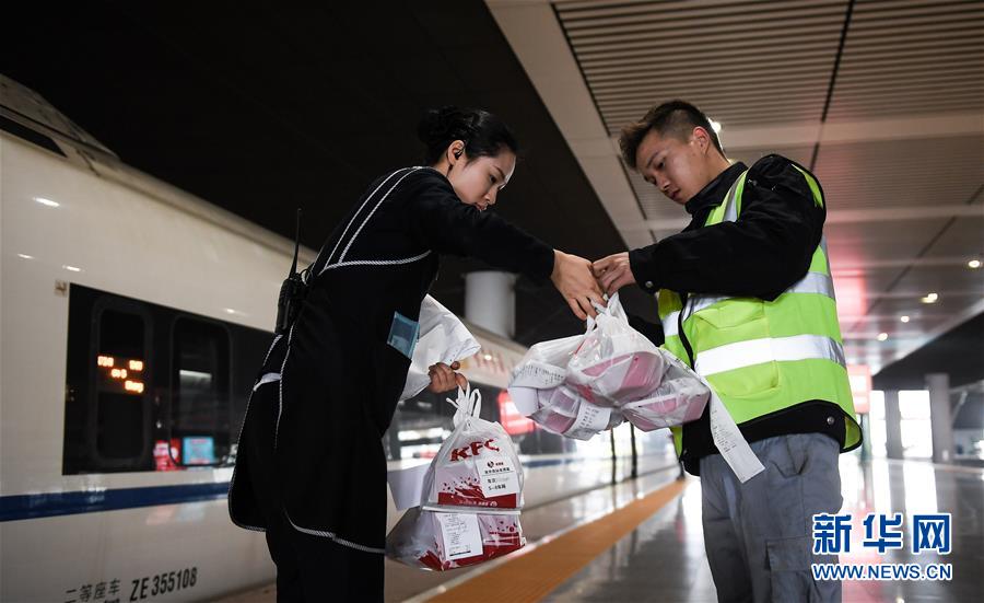 （關(guān)注春運(yùn)·圖片故事）（8） 奔跑吧！高鐵送餐小哥