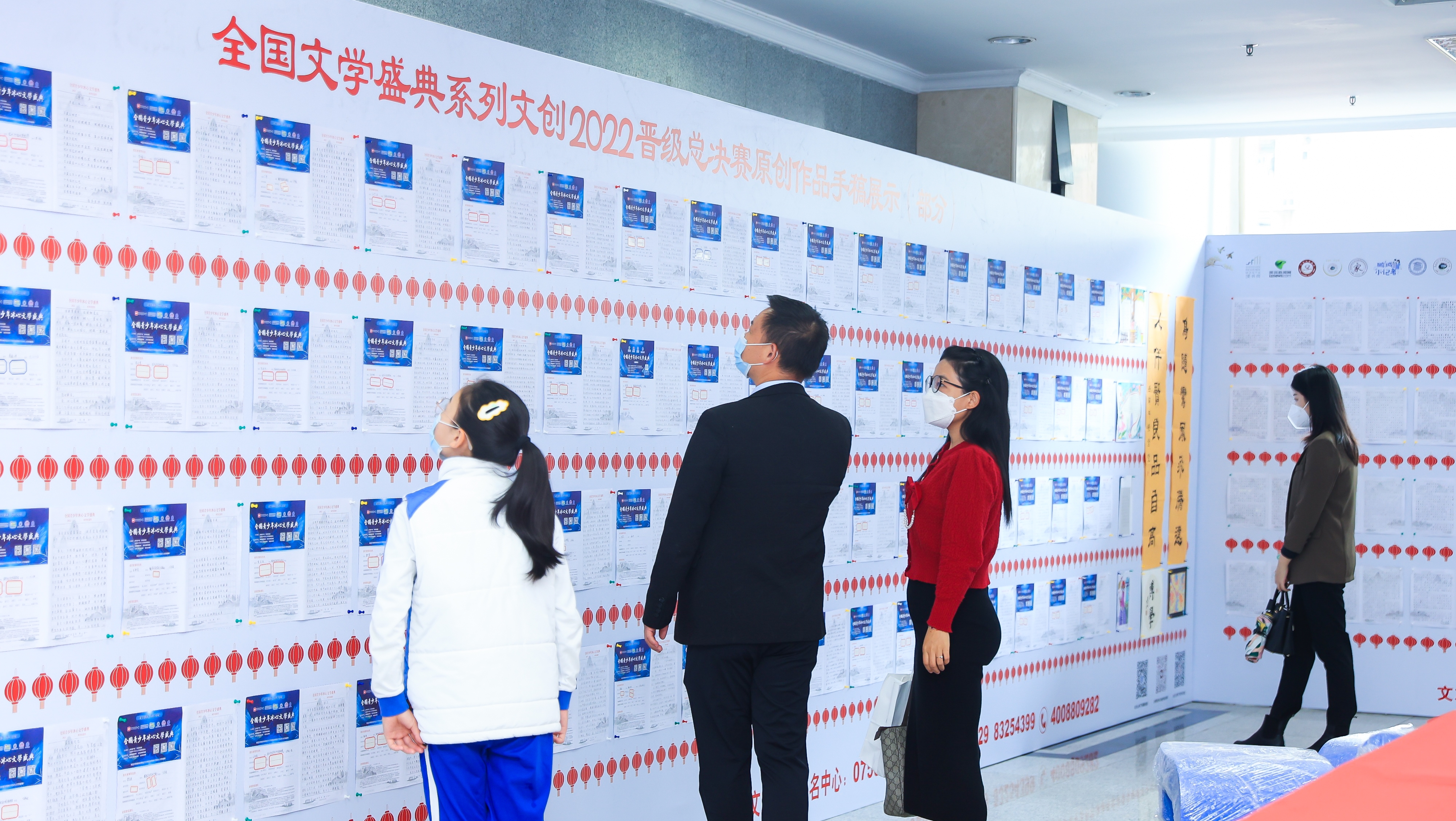 與會(huì)的領(lǐng)導(dǎo)嘉賓、師生文友共同走進(jìn)全國(guó)文學(xué)盛典年度慶典現(xiàn)場(chǎng)展示區(qū)